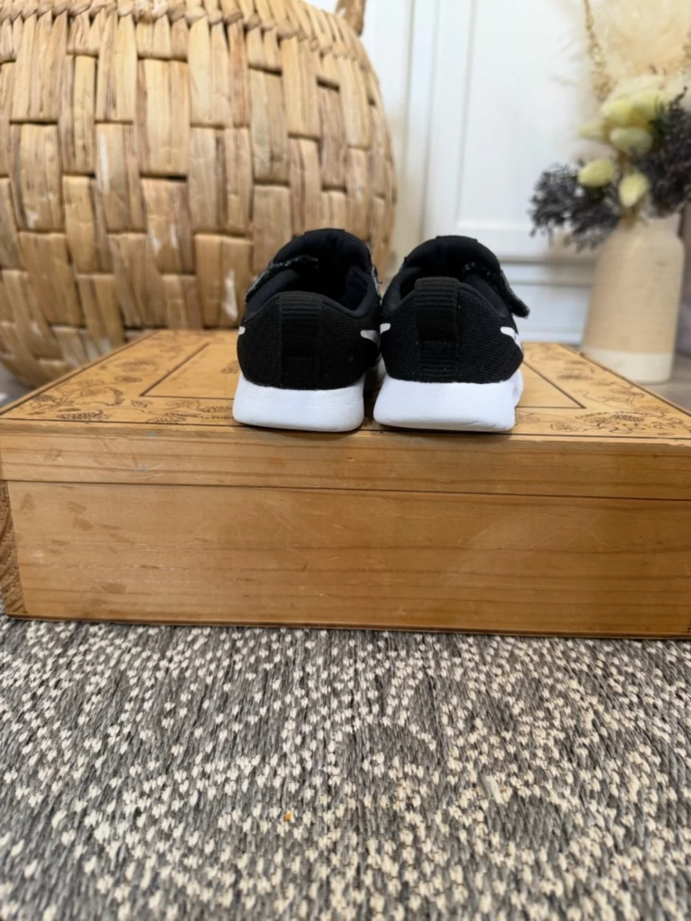 Nike Tanjun EasyOn toddler sneakers Size 6C in black and white